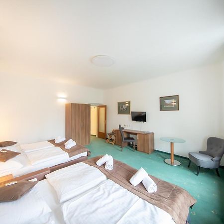 Hotel Bergwirt Schoenbrunn Wenen Buitenkant foto