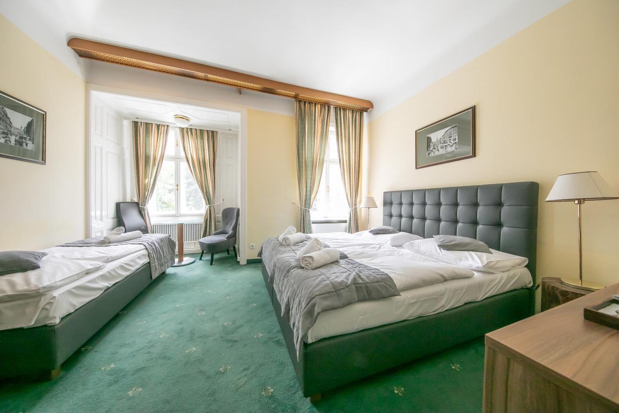 Hotel Bergwirt Schoenbrunn Wenen Buitenkant foto