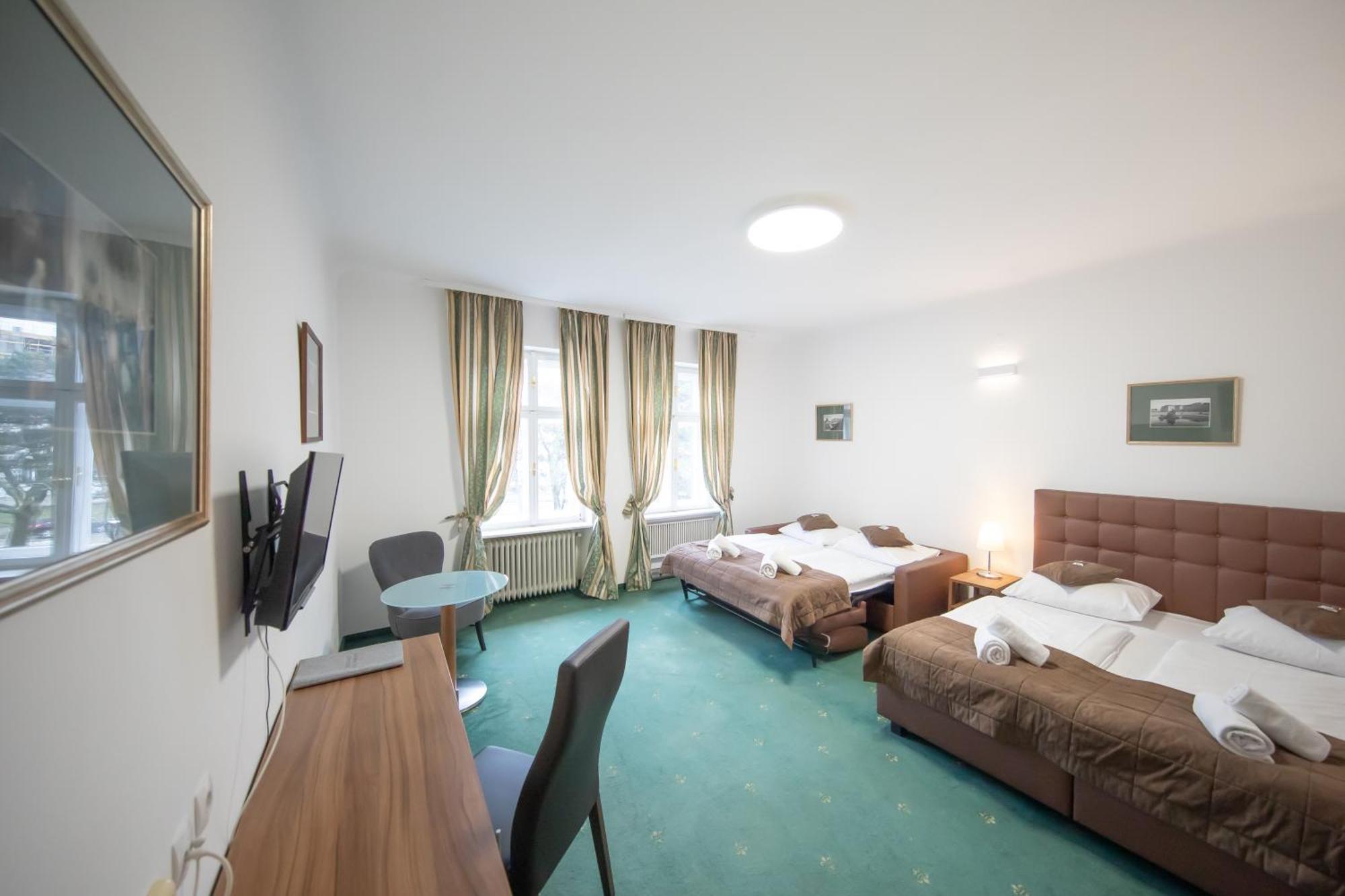 Hotel Bergwirt Schoenbrunn Wenen Buitenkant foto