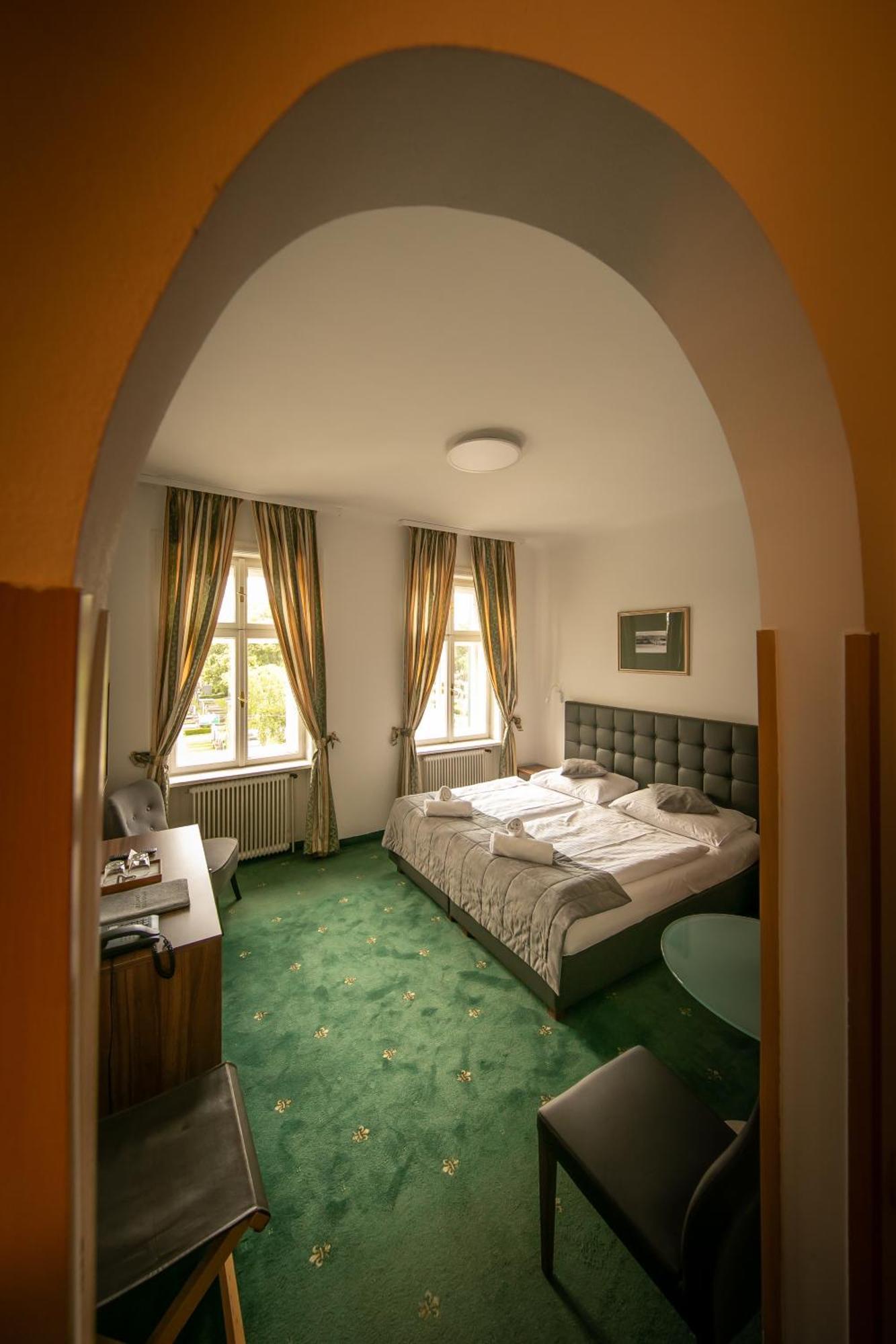 Hotel Bergwirt Schoenbrunn Wenen Buitenkant foto