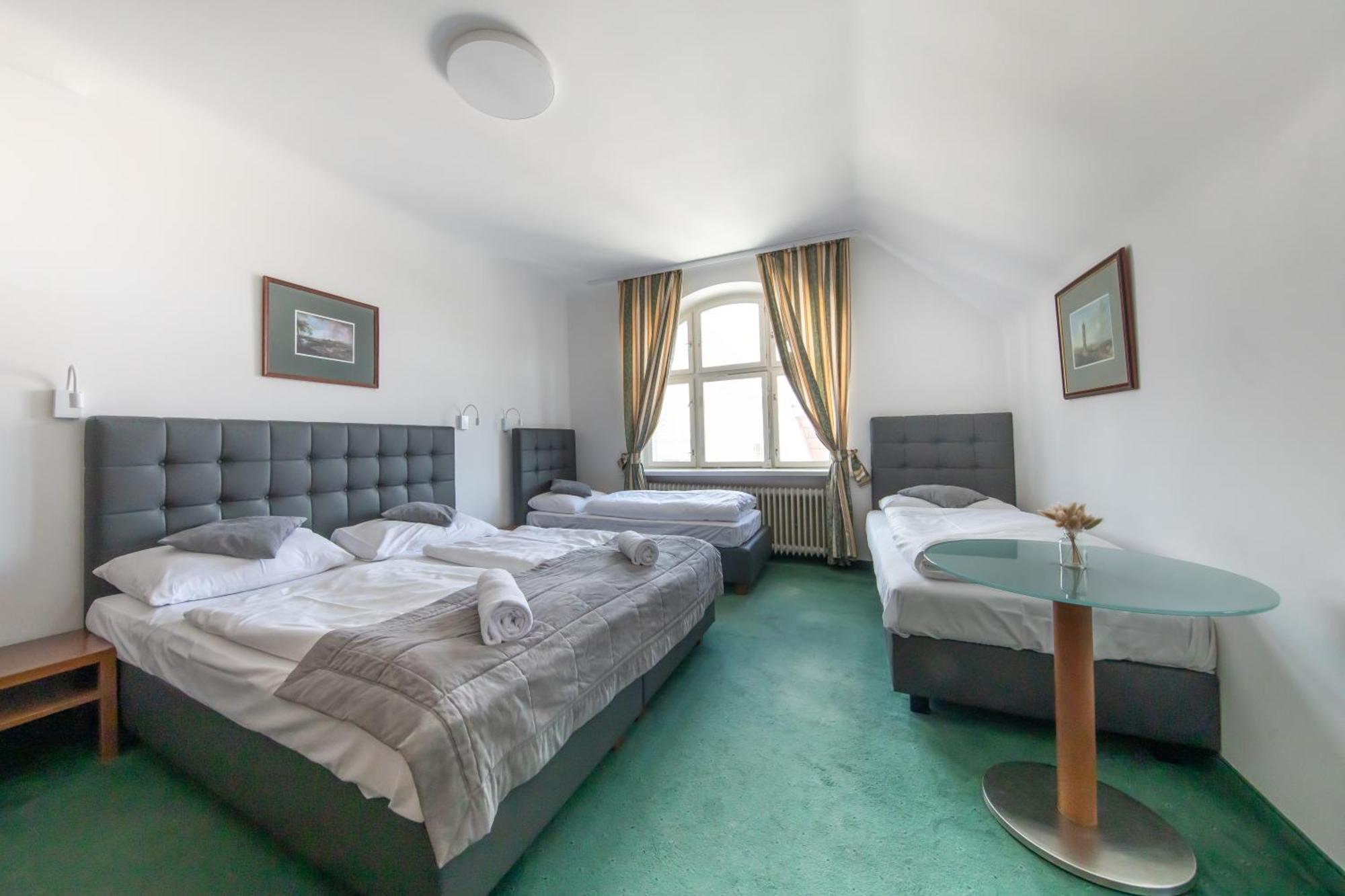 Hotel Bergwirt Schoenbrunn Wenen Buitenkant foto