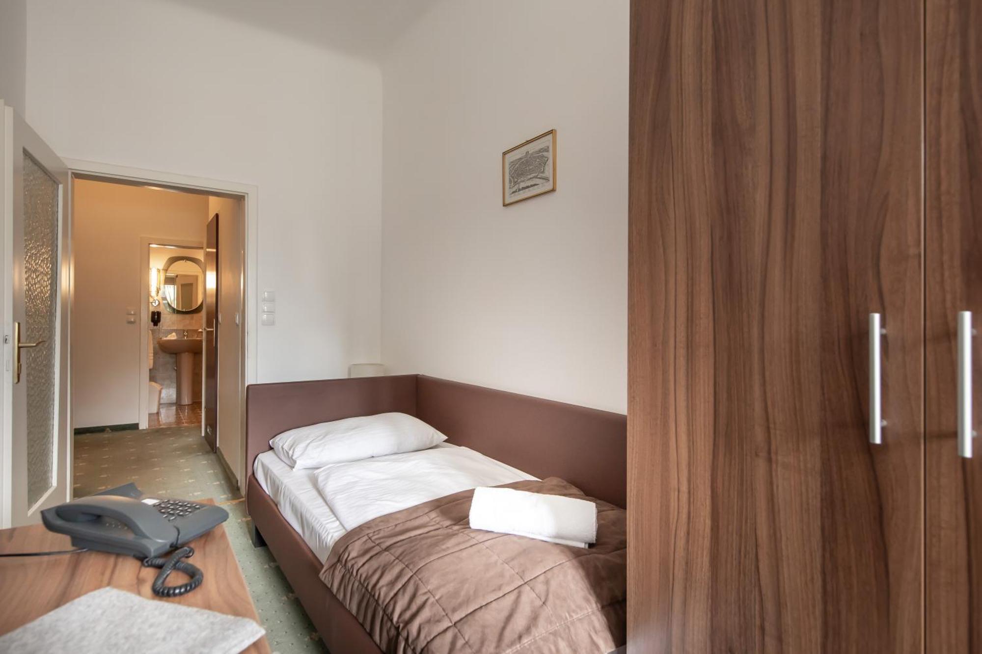 Hotel Bergwirt Schoenbrunn Wenen Buitenkant foto
