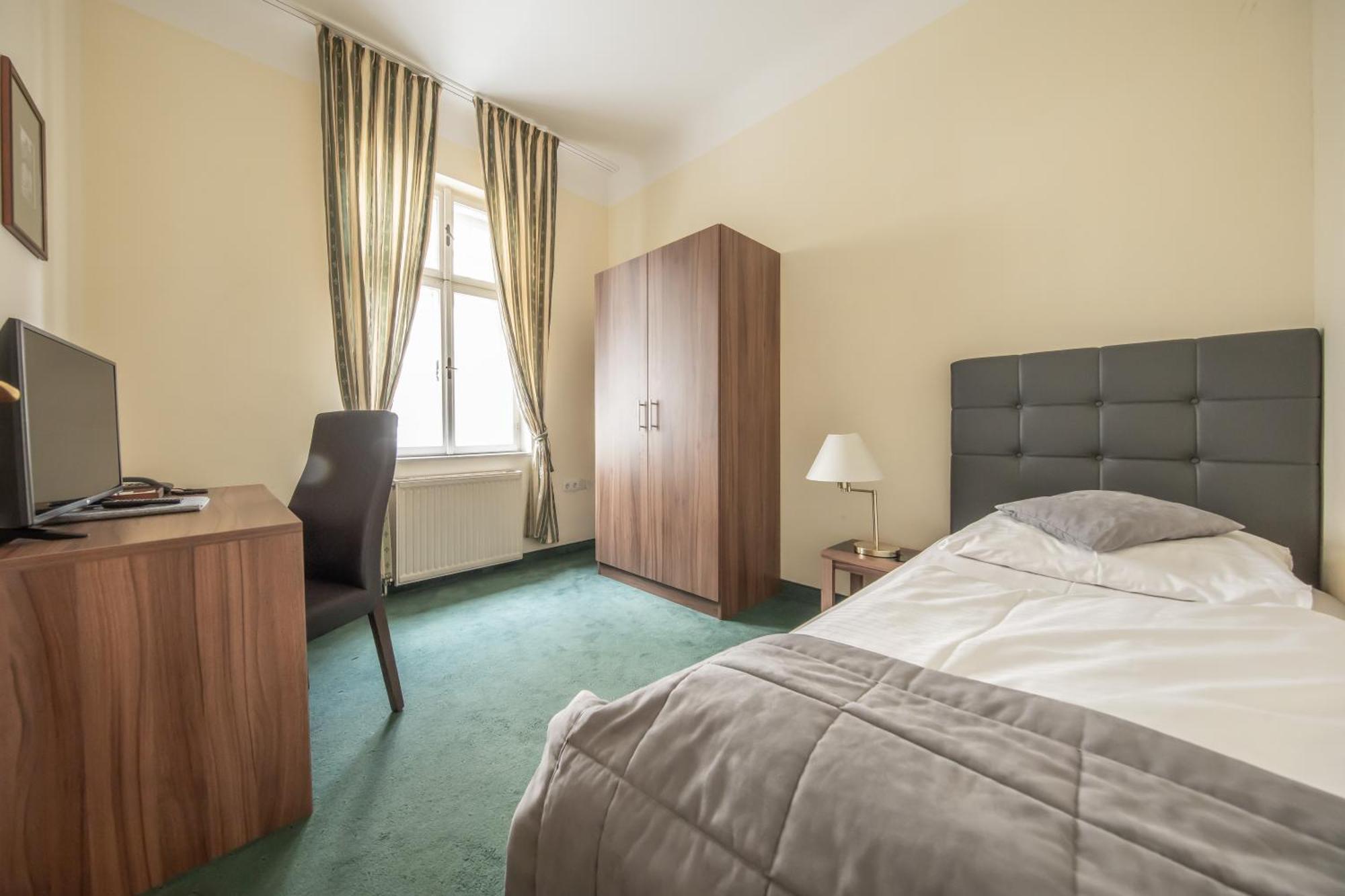 Hotel Bergwirt Schoenbrunn Wenen Buitenkant foto