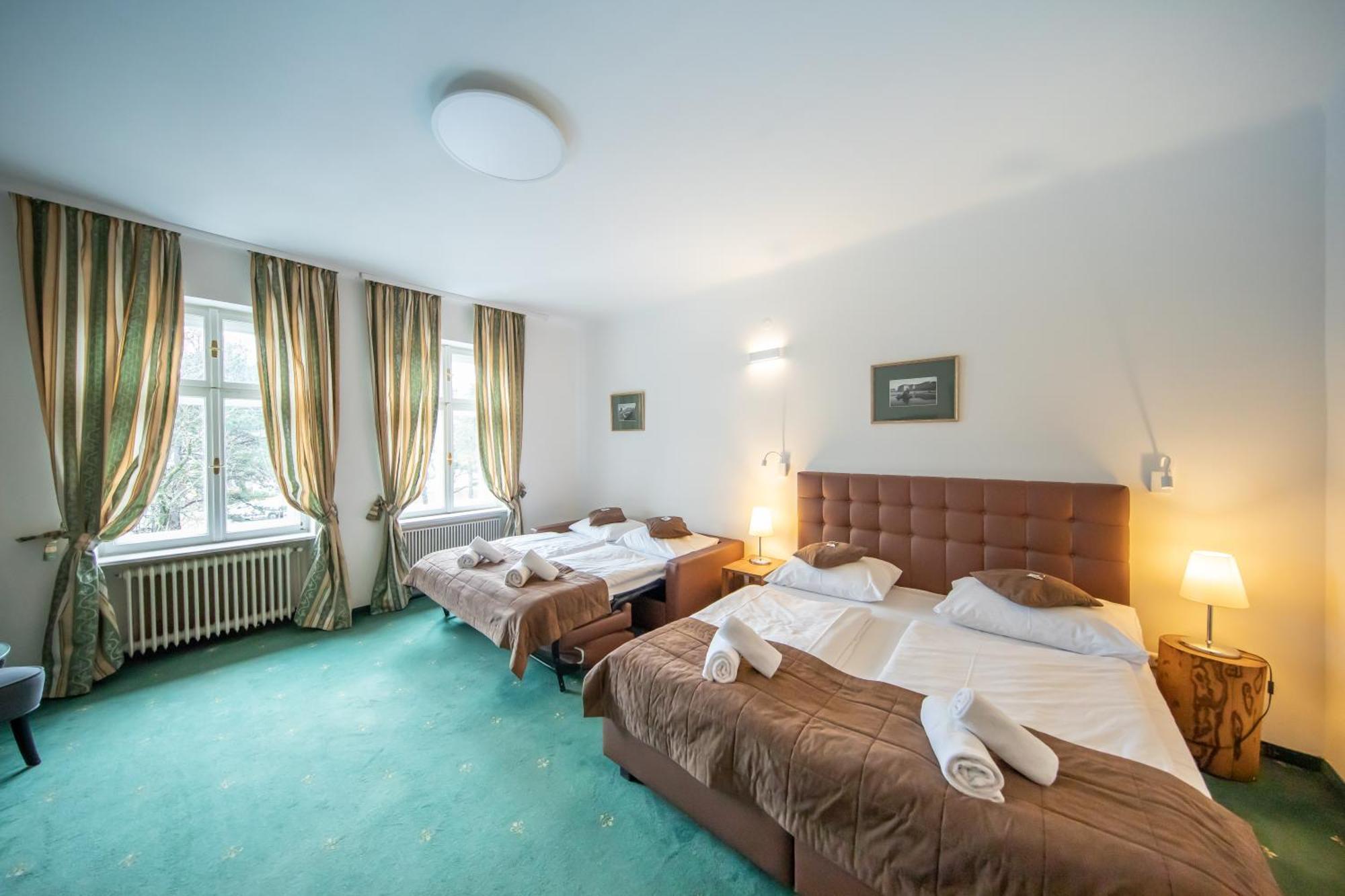 Hotel Bergwirt Schoenbrunn Wenen Buitenkant foto